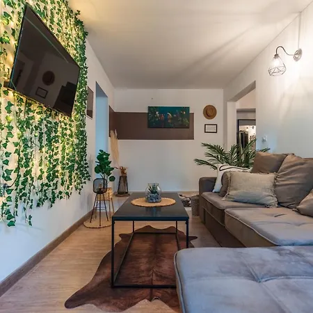 Jungle 15 Min Walk To Beach & Downtown